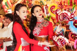 Cặp đôi Á hậu đẹp rạng ngời dạo phố trung thu