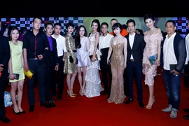 Dàn mỹ nhân lộng lẫy, khoe đường cong gợi cảm trong Đêm hội chân dài 8