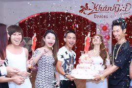 Khánh Thi hạnh phúc đón sinh nhật muộn