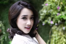 “Búp bê” Nhã Phương khoe vẻ đẹp trong sáng, thánh thiện