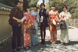 Trang “Lạ” và MC Phan Anh “tung tăng” ở xứ sở hoa Anh Đào