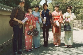 Trang “Lạ” và MC Phan Anh “tung tăng” ở xứ sở hoa Anh Đào