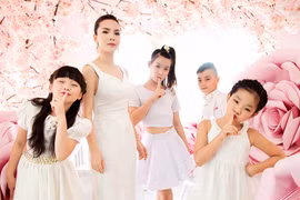 Yến Trang khoe sắc kiêu sa bên học trò cưng