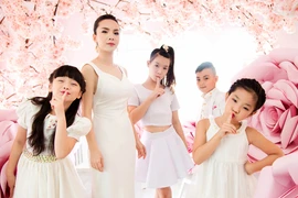 Yến Trang khoe sắc kiêu sa bên học trò cưng