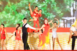 Khánh Thi diện váy xuyên thấu biểu diễn bốc lửa