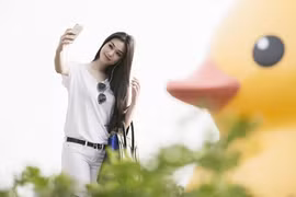 Bắt gặp Khánh My “tự sướng” bên chú vịt khổng lồ