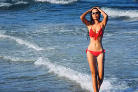 "Bỏng mắt" ngắm siêu mẫu Hà Anh diện bikini đỏ chói