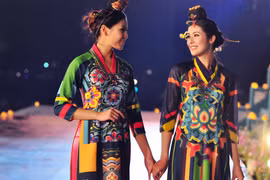 Hoa hậu Ngọc Hân ra mắt BST áo dài mang hình ảnh Hàn Quốc