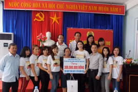 Hoa hậu Giáng My về miền Trung trao quà sau đêm thơ