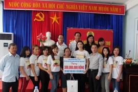 Hoa hậu Giáng My về miền Trung trao quà sau đêm thơ