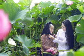 Hoa hậu Ngọc Anh tôn vinh Quốc hoa cùng cụ bà