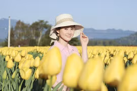 Hoa hậu Tristine Trâm Bùi khoe sắc trong vườn Tulip khổng lồ