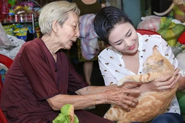 Hoa hậu Ngọc Hân thăm bà cụ sống neo đơn cưu mang chó mèo bị bỏ rơi