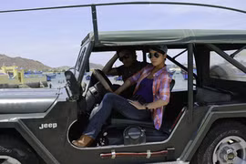 Mai Thu Huyền tạo dáng hầm hố trên xe jeep