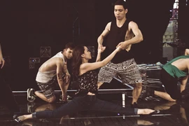 “Đột kích” phòng tập của Yến Trang chuẩn bị cho liveshow “Nhân tố bí ẩn”