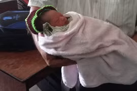 Phát hiện một bé trai sơ sinh còn nguyên dây rốn bị bỏ rơi