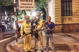 Từ Lạng Sơn về Hà Nội chơi, cha để lạc mất con giữa phố đi bộ