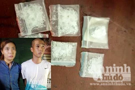 Kiểm tra hành chính đôi nam nữ, lòi ra 6 gói bột nghi là ma túy