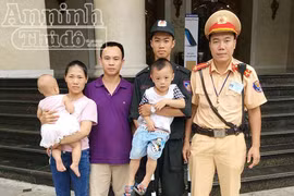 Hà Nội: Cháu bé 4 tuổi bị lạc bố mẹ ở phố đi bộ được CSCĐ giúp đỡ