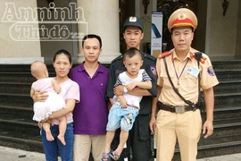 Hà Nội: Cháu bé 4 tuổi bị lạc bố mẹ ở phố đi bộ được CSCĐ giúp đỡ