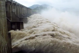 Lũ lớn gây chia cắt nhiều vùng ở Phú Yên