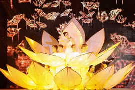 Bảo Thy lột xác với phần múa nón