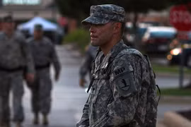 Nhà Trắng bác tin huy động 100.000 binh lính để bắt giữ người nhập cư