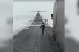 Trực thăng Mi-8 hạ xuống cao tốc để phi công hỏi đường... lái xe tải