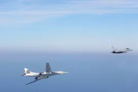 Tiêm kích Anh xuất kích gấp chặn máy bay ném bom Nga