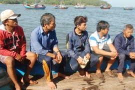 Quảng Ngãi: 5 ngư dân trên tàu cá bị tàu Trung Quốc đâm chìm trở về từ Hoàng Sa