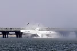 Thủy phi cơ lao vào cầu, 5 người tử nạn