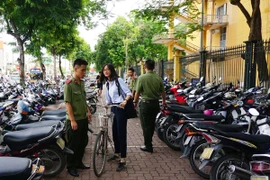 Thanh niên CATP Hà Nội tiếp sức thí sinh vượt vũ môn