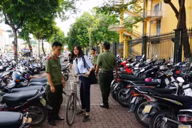 Thanh niên CATP Hà Nội tiếp sức thí sinh vượt vũ môn