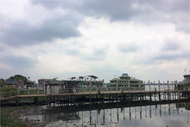 Nhùng nhằng di dời du thuyền hồ Tây