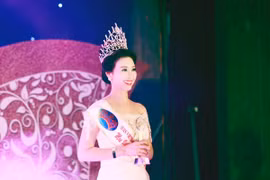"Tuýt còi" 2 người đẹp "thi chui"