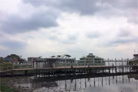 Nhùng nhằng di dời du thuyền hồ Tây