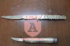 Cảnh đối tượng giang hồ cầm 2 dao nhọn đi trả thù và bị CSHS bám sát