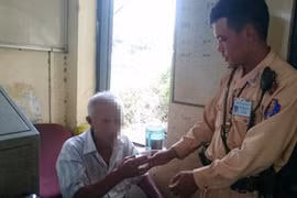 CSGT kịp thời cứu người đàn ông định lái xe máy lao vào tàu hỏa tự tử