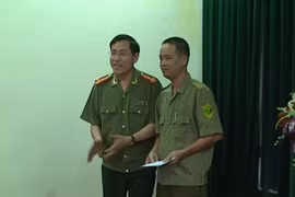 Tặng quà Phó trưởng Công an xã bị thương khi làm nhiệm vụ