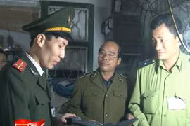 Triệt phá xưởng sản xuất giày quân trang giả