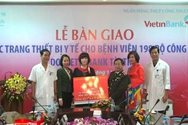 ViettinBank trao tặng Bệnh viện 198 các trang thiết bị y tế 