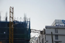 Sập cần cẩu công trình cao ốc, đè tầng thượng bệnh viện