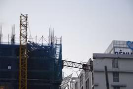 Sập cần cẩu công trình cao ốc, đè tầng thượng bệnh viện