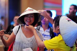 Á hậu Hoàng My “hút hồn” các VĐV quốc tế