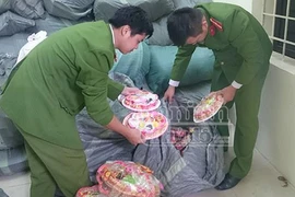 Chặn đứng lượng lớn mứt Tết "mập mờ" và mì chính giả chuẩn bị tuồn lên Tây Bắc