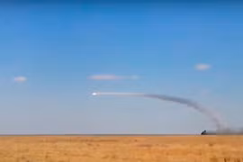 Xem Tor-M2U phóng tên lửa khi đang chạy, S-300 khai hoả trong đêm