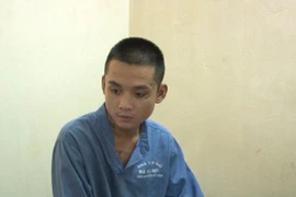 Con trai kề dao vào cổ mẹ đòi tiền