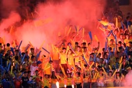 Pháo sáng ăn mừng và 20 phút "ngồi trên lửa" của Hà Nội T&T