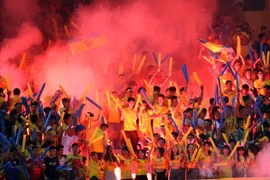 Pháo sáng ăn mừng và 20 phút "ngồi trên lửa" của Hà Nội T&T