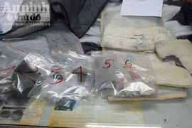 Clip bắt giữ nam sinh viên người Nga vận chuyển gần 6,5kg ma túy vào Việt Nam